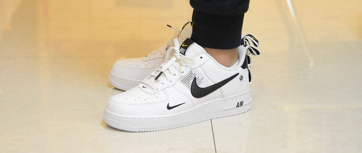 air force 1 black and white on feet