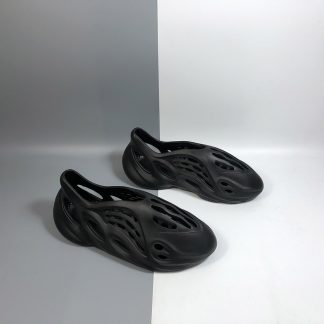 men black foam runners
